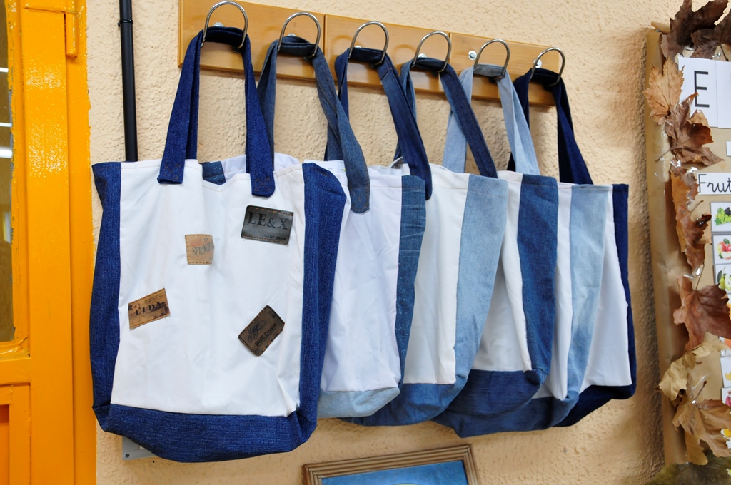Los internos del Penal de Monterroso ya han elaborado un centenar de bolsas de tela reutilizables