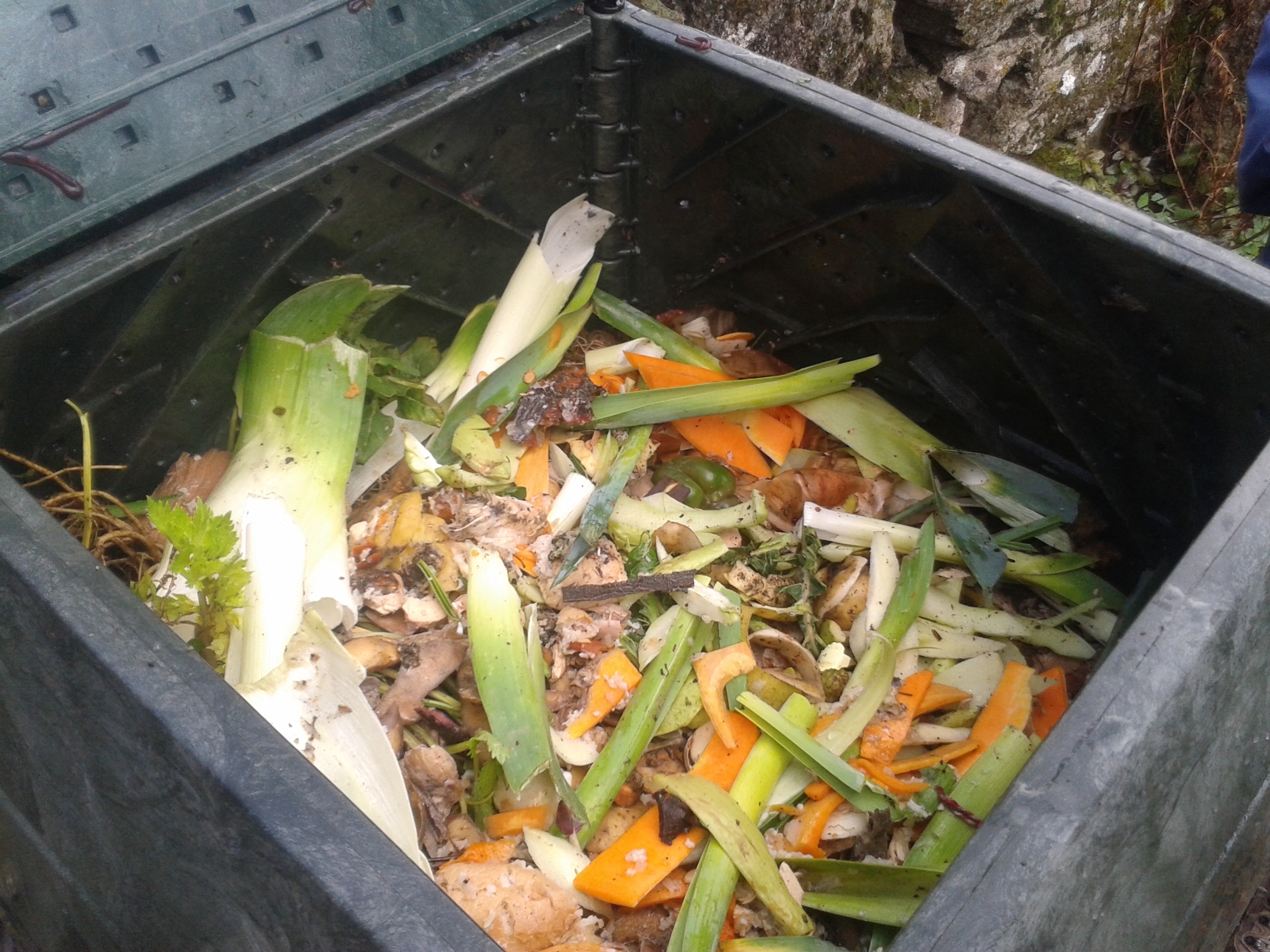 El concello de Tui, con la ayuda de Sogama, extiende  el compostaje doméstico a medio centenar de familias