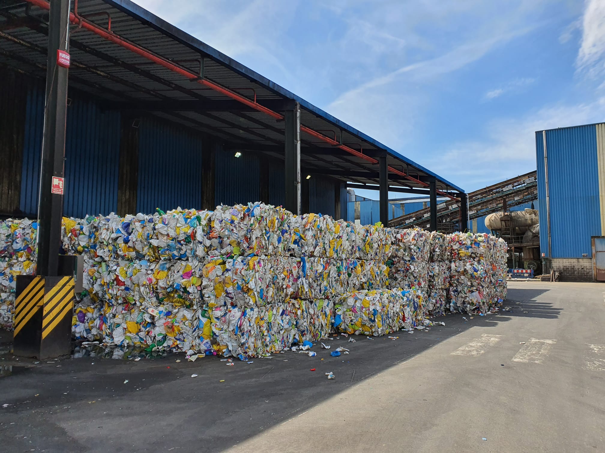 Balas materiais clasificados para o seu envío aos recicladores