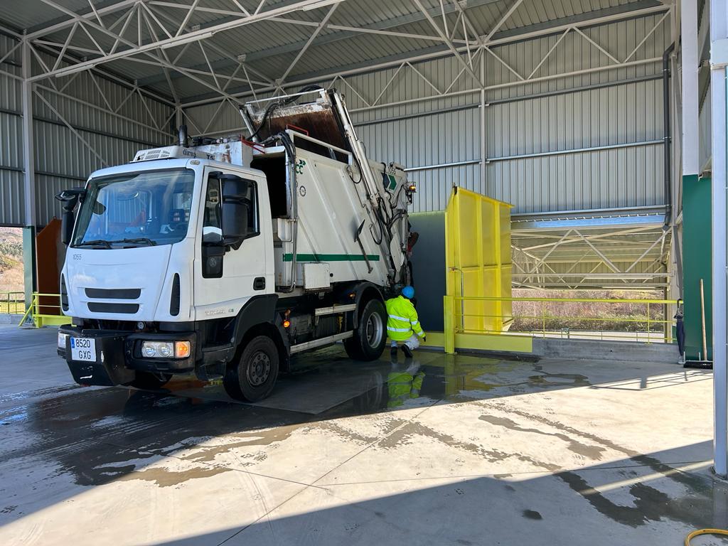 Camión municipal descargando residuos na planta de transferencia da Lama