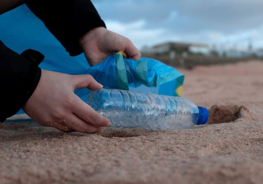 Botella plástica en playa (Pexels)
