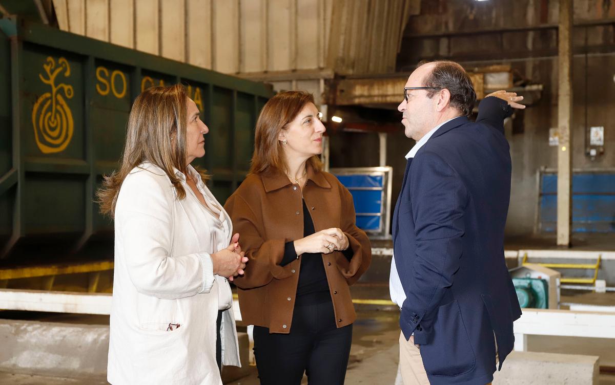 Visita conselleira (centro) a la planta de transferencia de Guixar, acompañada por la delegada territorial de la Xunta en Vigo y el presidente de Sogama