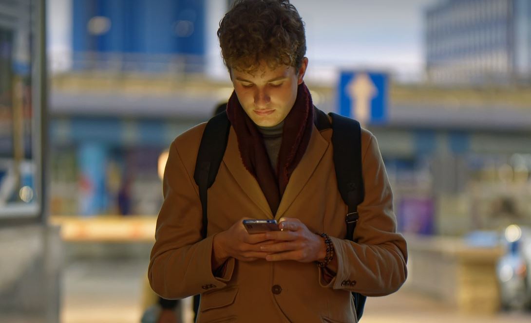 Joven en ciudad (imagen Pixabay)