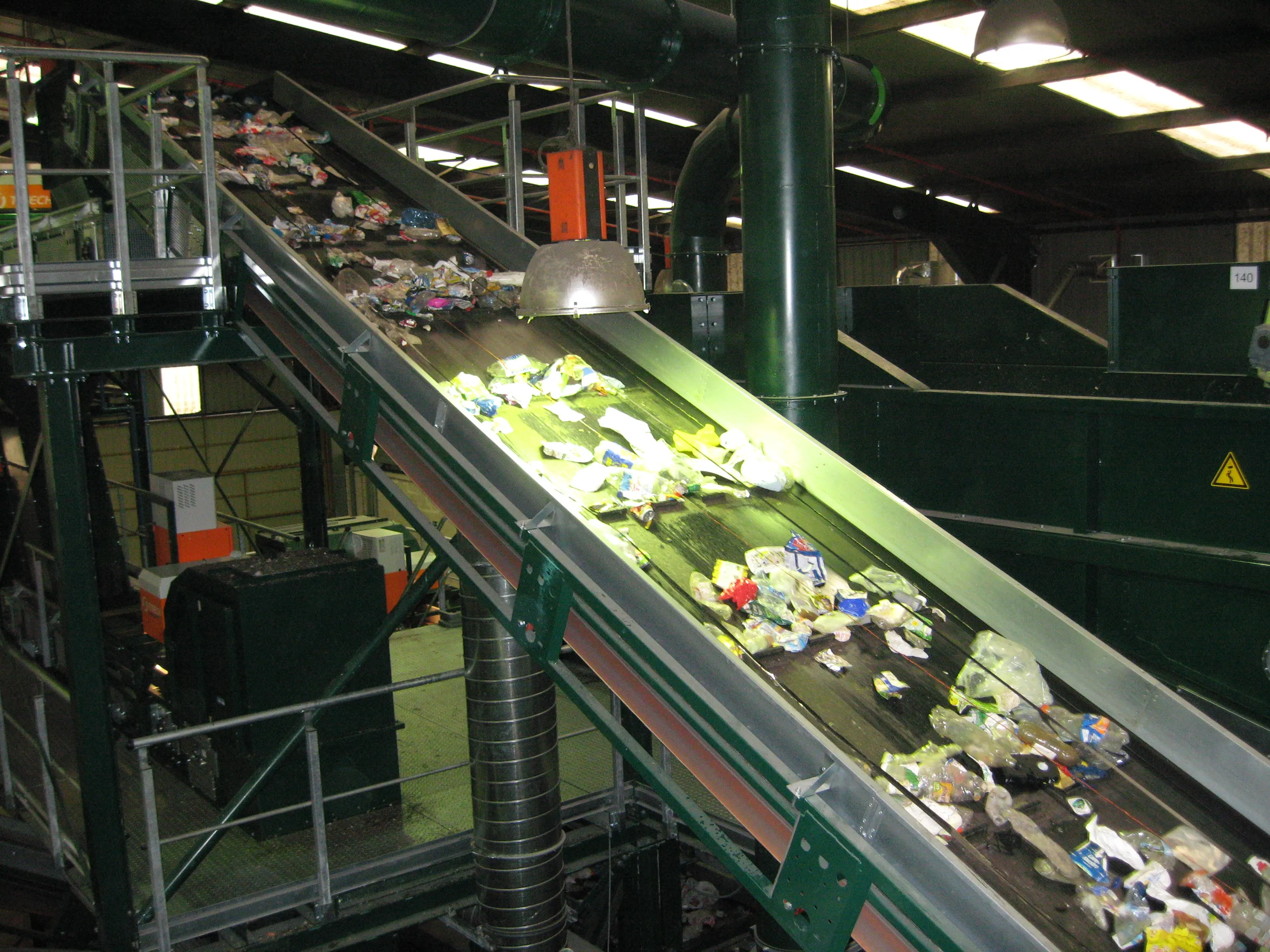 Baja la producción de residuos en julio y se mantiene al alza el reciclaje de envases ligeros
