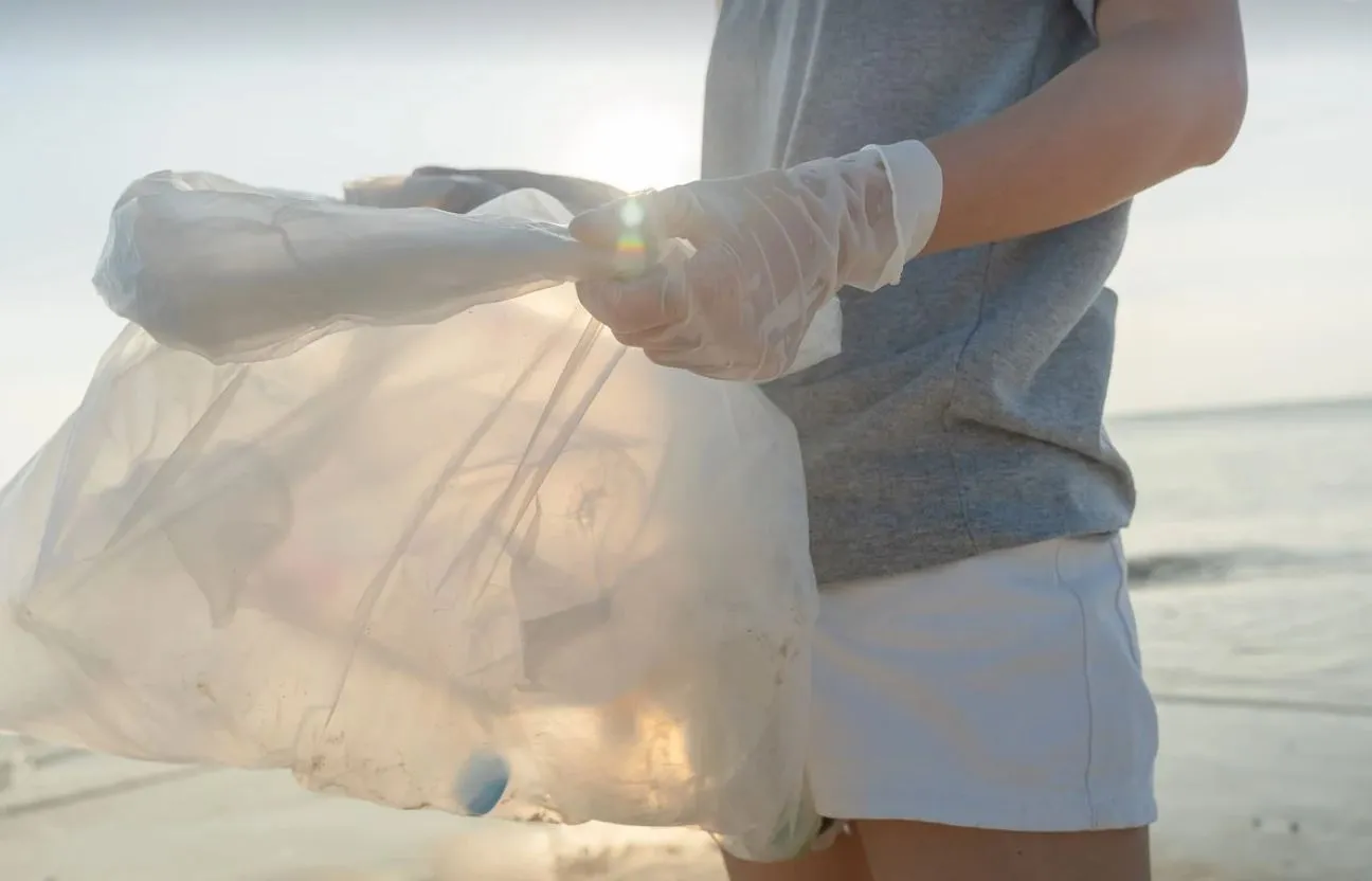 Recollida residuos plásticos en praia