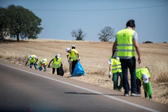 Imaxe voluntarios recollendo lixo nunha cuneta