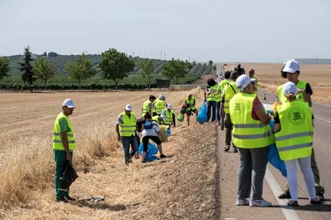 Imagen recogida residuos en carretera