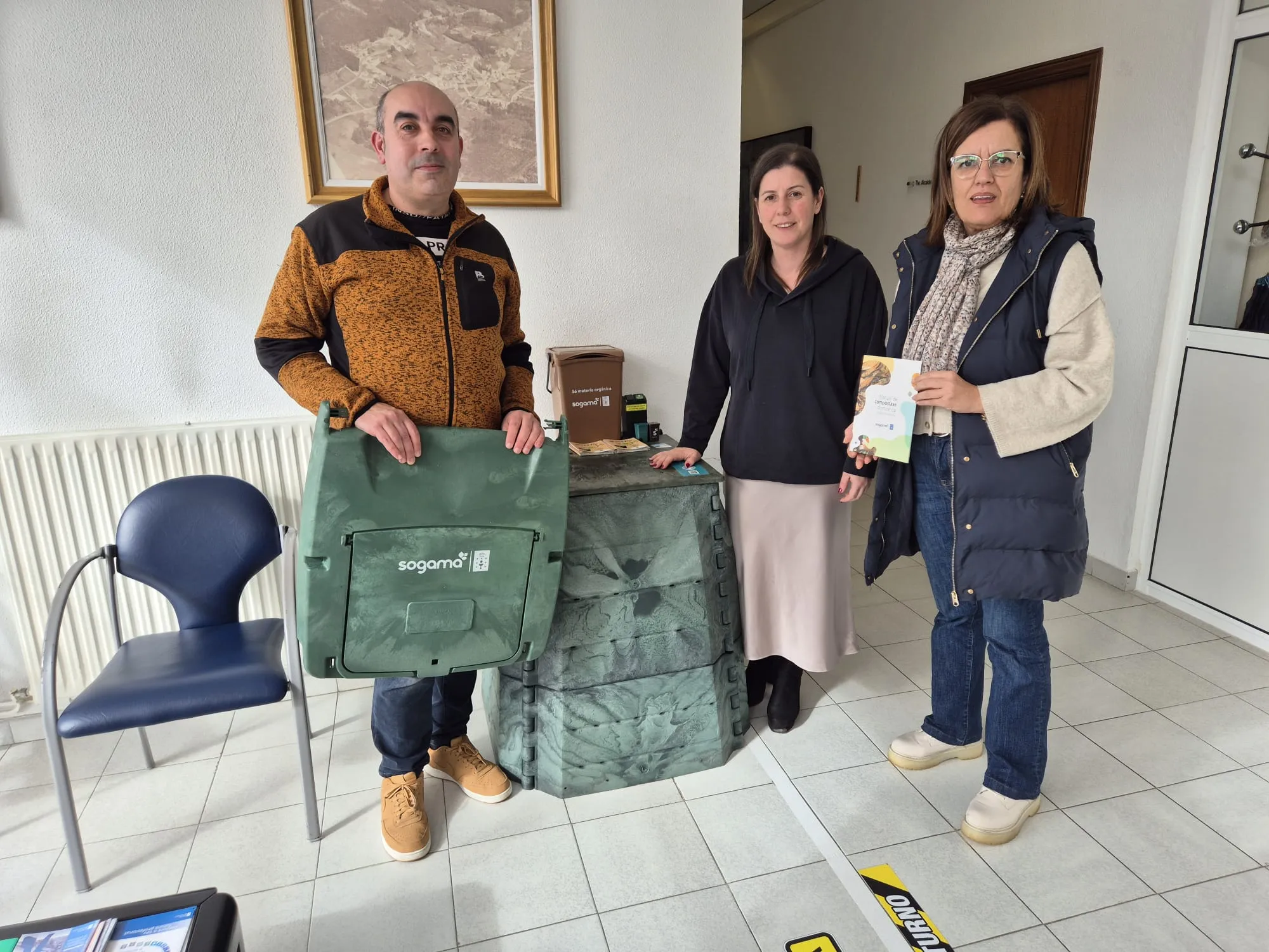 Alcaldesa y Teniente de Alcaldesa de Cervo, junto con un vecino