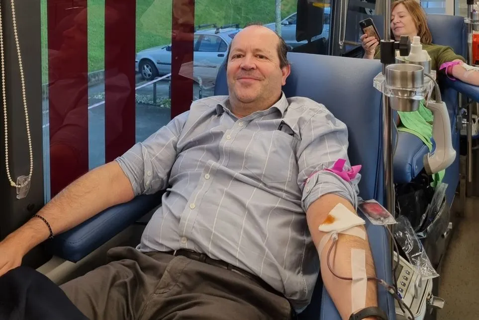 Javier Domínguez donando sangre en una unidad móvil